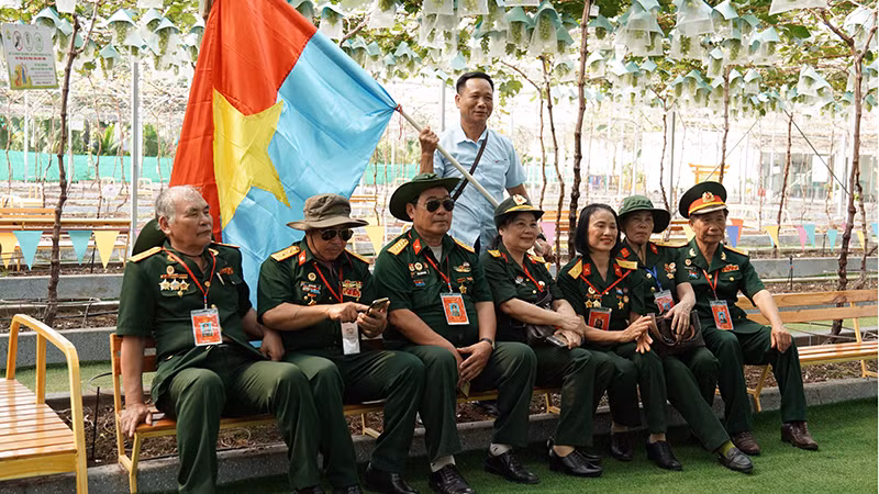 Các cựu chiến binh đi tham quan tại Khu du lịch văn hóa Suối Tiên trong dịp lễ 30/4. (Ảnh: ST)