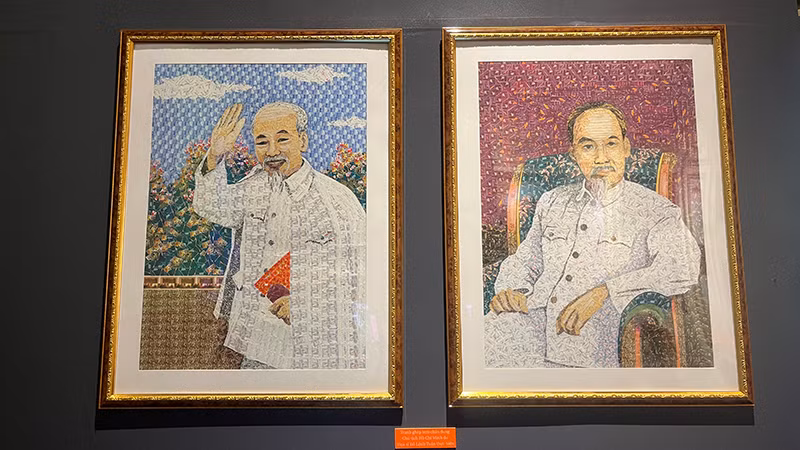 Tranh ghép tem chân dung Chủ tịch Hồ Chí Minh do họa sĩ Đỗ Lệnh Tuấn thực hiện được giới thiệu tại triển lãm. (Ảnh: M.H)