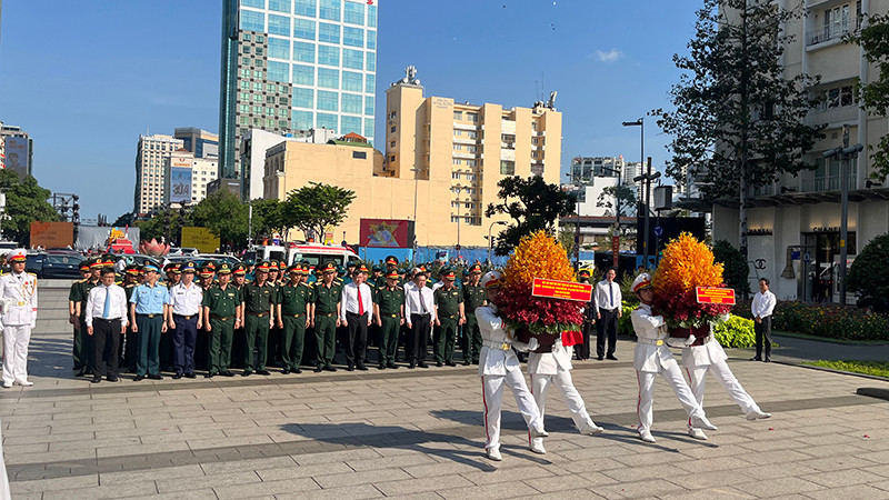 Các đại biểu dâng hoa lên Chủ tịch Hồ Chí Minh tại Công viên tượng đài Chủ tịch Hồ Chí Minh. (Ảnh: M.H). Các đại biểu dâng hoa lên Chủ tịch Hồ Chí Minh tại Công viên tượng đài Chủ tịch Hồ Chí Minh. (Ảnh: M.H).