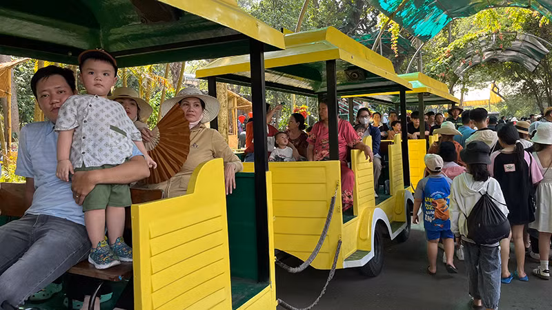 Rất đông khách tham quan đến Thảo Cầm Viên Sài Gòn trong ngày 7/4. (Ảnh M.H).