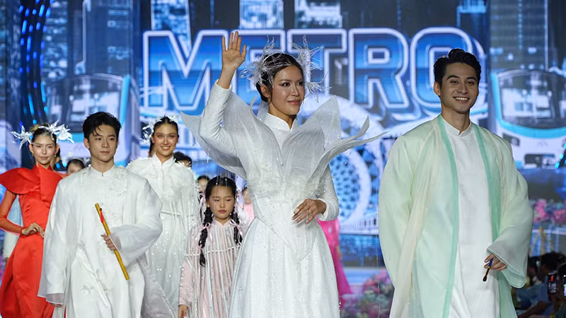Người mẫu Minh Tú và Tuấn Ngọc trong bộ sưu tập "Lập nghiệp" của nhà thiết kế Ivan Trần. (Ảnh: BTC)
