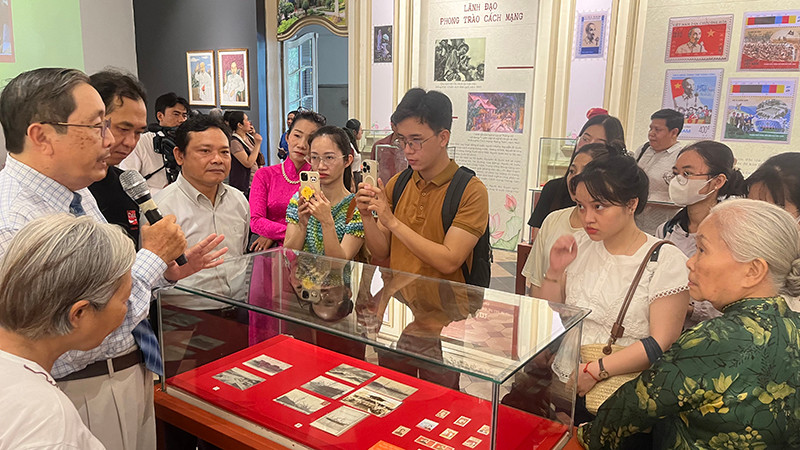 Trưng bày thu hút nhiều người trẻ đến tham quan trong ngày khai mạc. (Ảnh: M.H) Trưng bày thu hút nhiều người trẻ đến tham quan trong ngày khai mạc. (Ảnh: M.H)