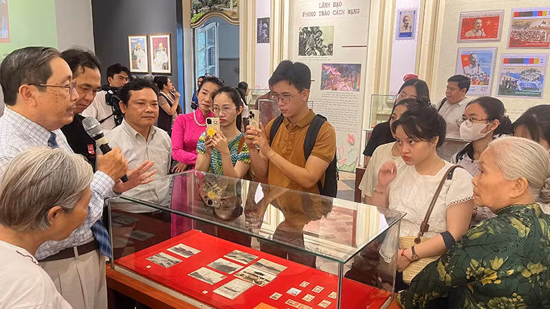 Trưng bày thu hút nhiều người trẻ đến tham quan trong ngày khai mạc. (Ảnh: M.H)