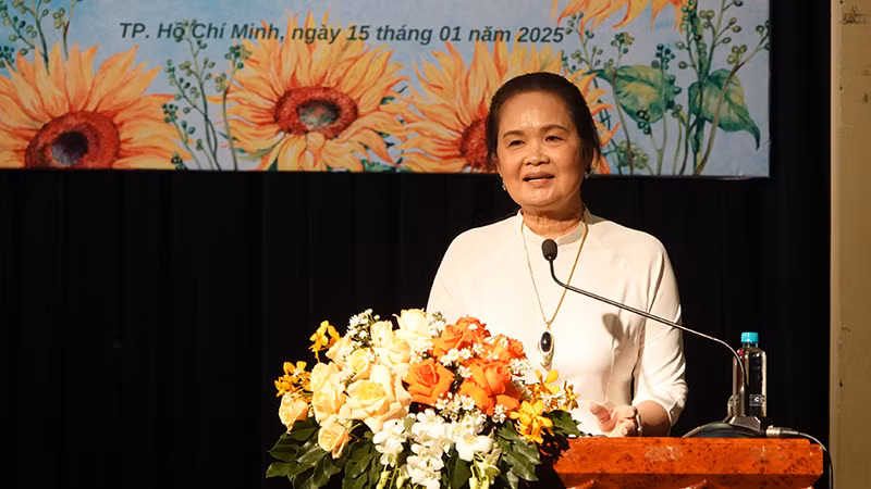 Nhà văn Bích Ngân, Chủ tịch Hội Nhà văn Thành phố Hồ Chí Minh, tổng kết hoạt động của Hội trong năm 2024.