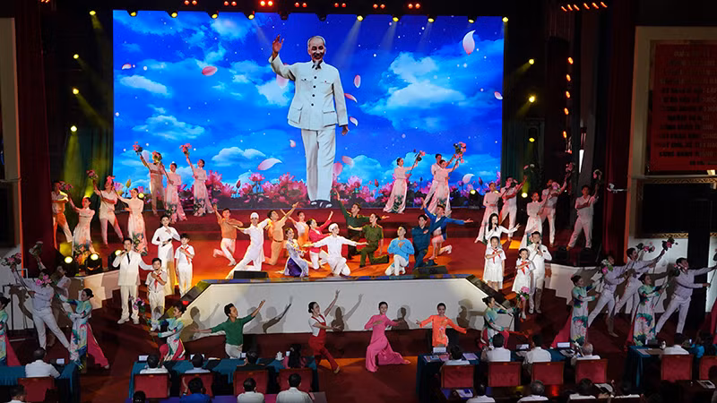 Tiết mục văn nghệ tại hội nghị. (Ảnh: MH)