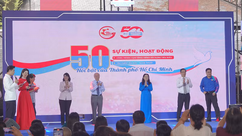 Các đại biểu thực hiện nghi thức khai mạc Triển lãm. (Ảnh M.H)
