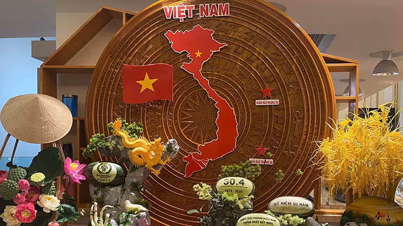 Nhiều khách sạn trang trí đẹp mắt mừng Đại lễ 30/4. (Ảnh: Sở Du lịch Thành phố Hồ Chí Minh cung cấp)