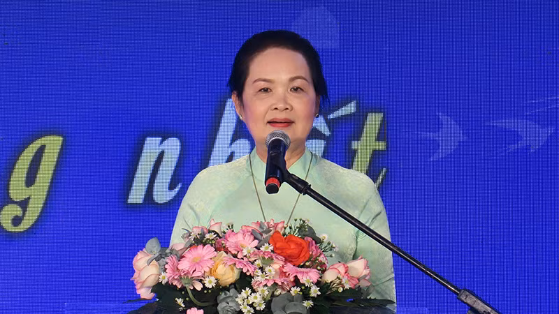 Nhà văn Bích Ngân, Chủ tịch Hội Nhà văn Thành phố Hồ Chí Minh phát biểu trong chương trình.