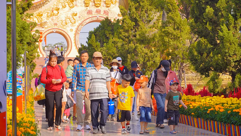 Du khách tập trung cao điểm tại các khu du lịch trên địa bàn Thành phố Hồ Chí Minh trong Mùng Ba và Mồng Bốn Tết. (Ảnh Suối Tiên)