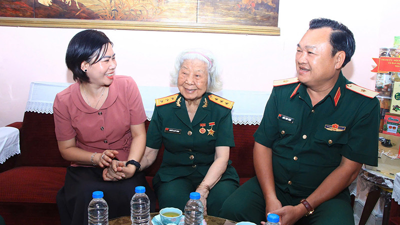 Ban Chỉ đạo Hội thảo đến thăm và tặng quà Anh hùng Lực lượng vũ trang nhân dân Nguyễn Thị Yên Thảo (Tám Thảo). (Ảnh: BTC). Ban Chỉ đạo Hội thảo đến thăm và tặng quà Anh hùng Lực lượng vũ trang nhân dân Nguyễn Thị Yên Thảo (Tám Thảo). (Ảnh: BTC).