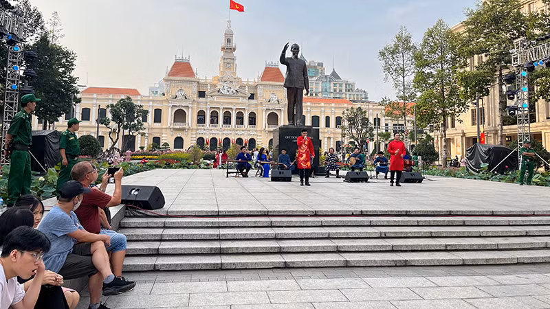 Du khách thưởng thức Đờn ca tài tử tại Công viên Tượng đài Chủ tịch Hồ Chí Minh, Quận 1 trong dịp Tết Nguyên đán Ất Tỵ.