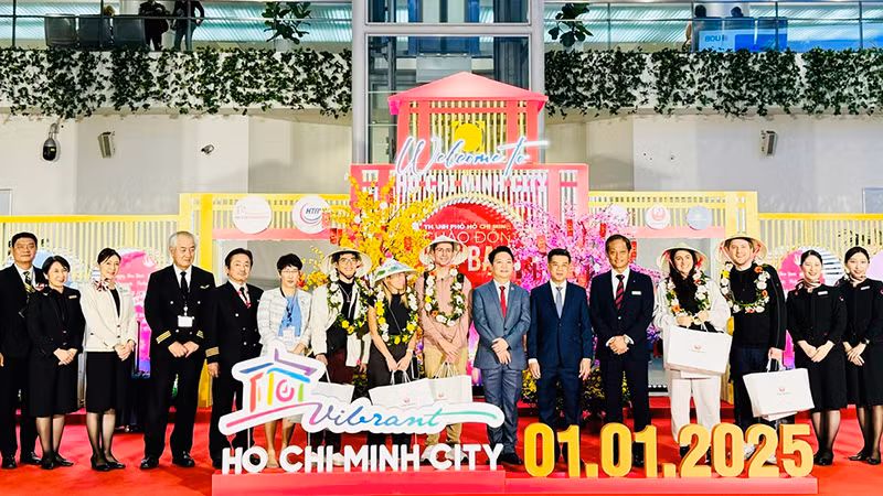 Lãnh đạo thành phố và sở du lịch chúc mừng những vị khách may mắn đến từ chuyến bay JL079 từ Tokyo, Japan đến Thành phố Hồ Chí Minh City của Hãng hàng không Japan Airlines.