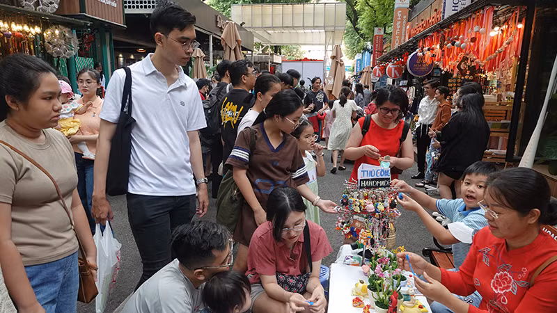 Người dân thích thú với hoạt động tạo hình bằng đất sét tại Đường sách thành phố.