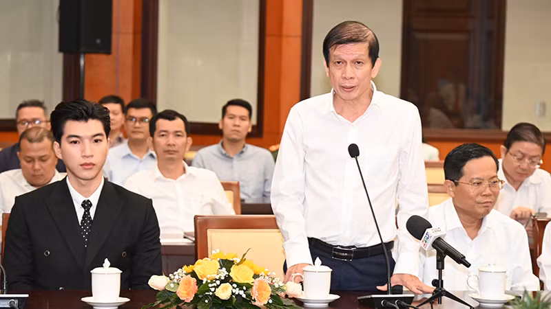 Nhà báo Nguyễn Khắc Văn, Phó Tổng Biên tập phụ trách Báo Sài Gòn Giải phóng phát biểu tại chương trình họp mặt.