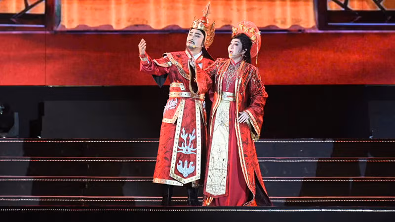 Nghệ sĩ Nhân dân Hữu Quốc (vai Nguyễn Huệ) và Nghệ sĩ Ưu tú Thoại Mỹ (vai công chúa Ngọc Hân) trong chương trình. (Ảnh QUỐC THANH) Nghệ sĩ Nhân dân Hữu Quốc (vai Nguyễn Huệ) và Nghệ sĩ Ưu tú Thoại Mỹ (vai công chúa Ngọc Hân) trong chương trình. (Ảnh QUỐC THANH)