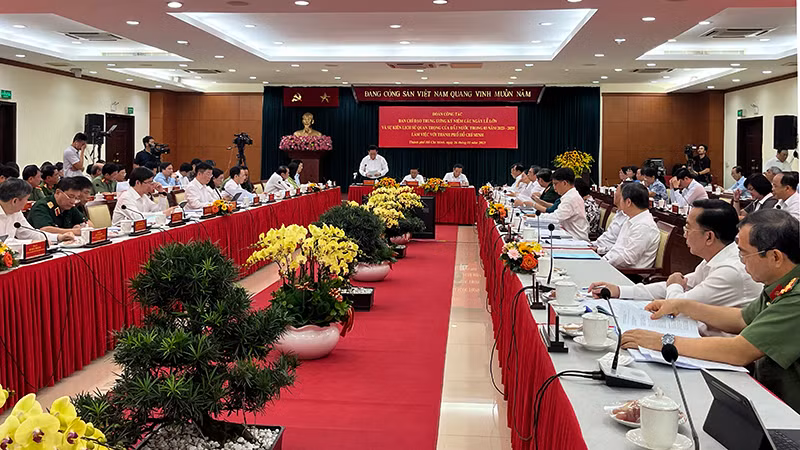 Quang cảnh buổi làm việc.