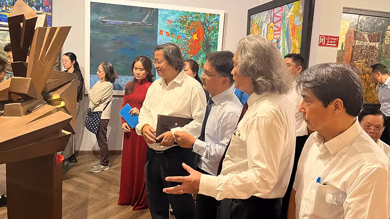 Các đại biểu tham quan triển lãm trong buổi khai mạc. (Ảnh: MẠNH HẢO)