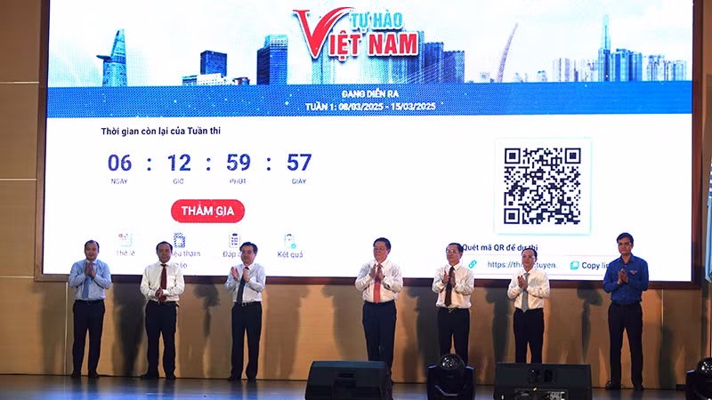 Các đại biểu thực hiện nghi thức phát động Cuộc thi trắc nghiệm trực tuyến "Tự hào Việt Nam".