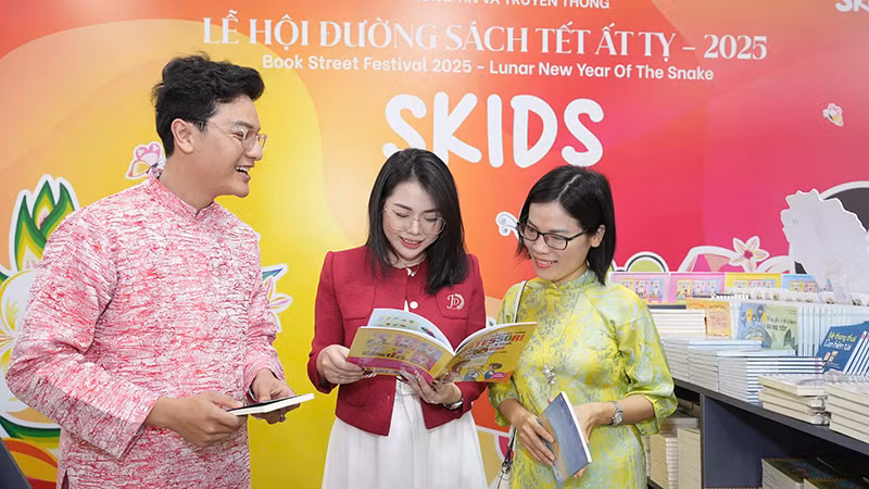 Các khách mời tham khảo bộ sách trong buổi ra mắt.