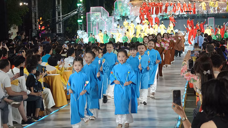 Các em thiếu nhi trình diễn Áo dài trong Lễ hội Áo dài Thành phố Hồ Chí Minh 2024.