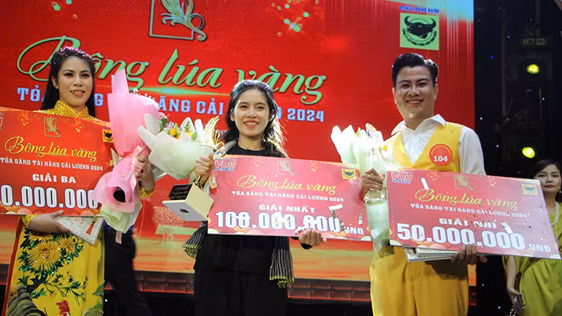 Ba thí sinh đoạt giải cao cuộc thi Bông lúa vàng 2024. (Ảnh THÙY TRANG).