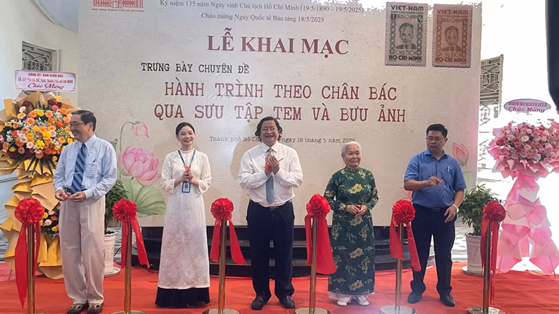 Các đại biểu thực hiện nghi thức cắt băng khai mạc trưng bày chuyên đề. (Ảnh: M.H)