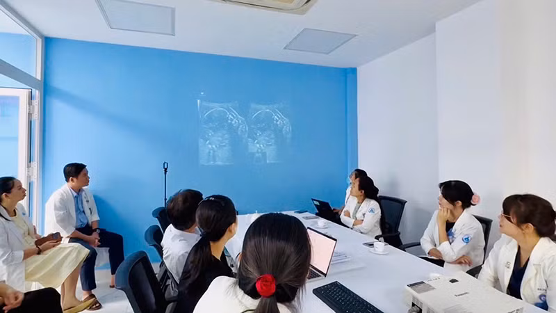 Hội chẩn giữa Ban Giám đốc và ekip 2 Bệnh viện Từ Dũ – Nhi đồng 1. (Ảnh bệnh viện cung cấp).