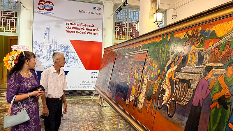 Công chúng đến thưởng lãm các tác phẩm mỹ thuật được trưng bày. (Ảnh: MẠNH HẢO)