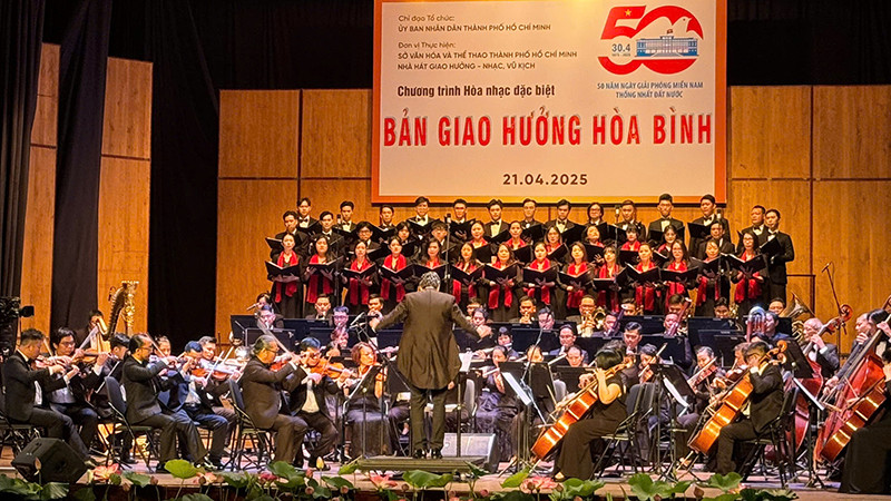 Tiết mục mở màn chương trình. (Ảnh H.N) Tiết mục mở màn chương trình. (Ảnh H.N)
