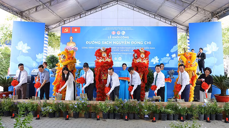 Các đại biểu thực hiện nghi thức khởi công xây dựng Đường sách Nguyễn Đổng Chi, Quận 7, Thành phố Hồ Chí Minh. (Ảnh: M.H).