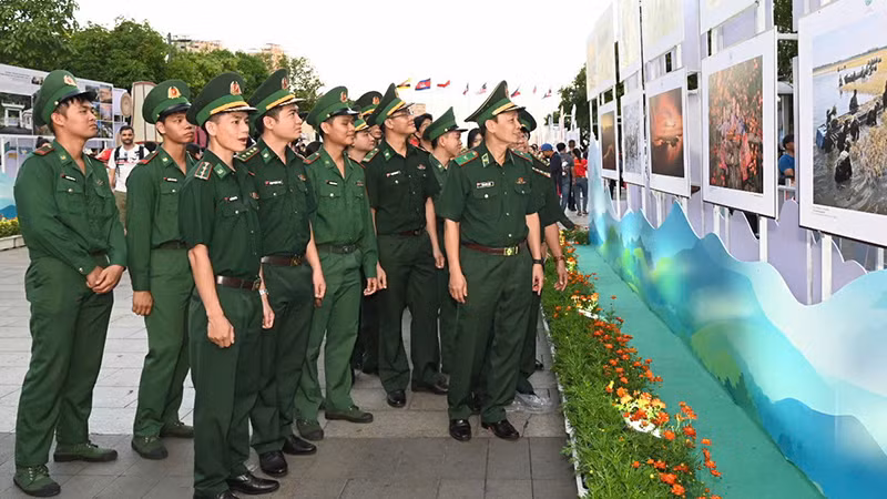 Triển lãm với nhiều hình ảnh chân thực, giàu cảm xúc, thu hút đông đảo người xem. (Ảnh: Quốc Thanh)