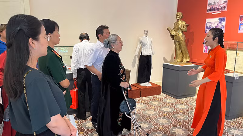 Khách đến tham quan trưng bày "Hành trình 40 năm - câu chuyện từ những hiện vật" tại Bảo tàng Phụ nữ Nam bộ. (Ảnh M.H).