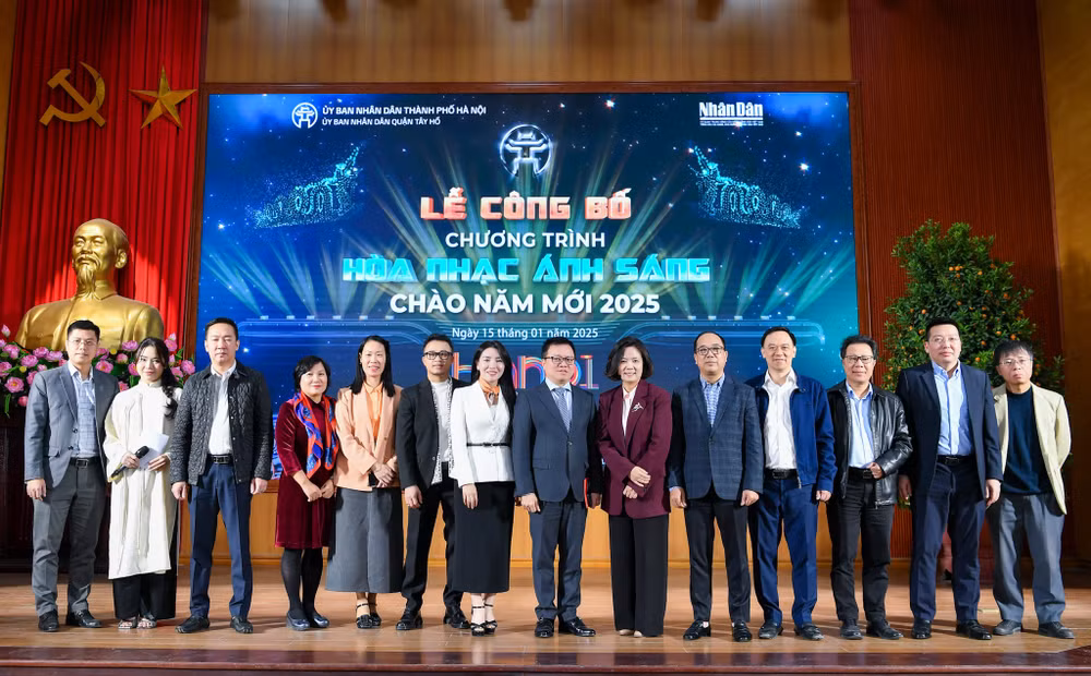 Đồng chí Lê Quốc Minh và một số thành viên Ban Tổ chức chương trình "Hòa nhạc ánh sáng - Chào năm mới 2025".