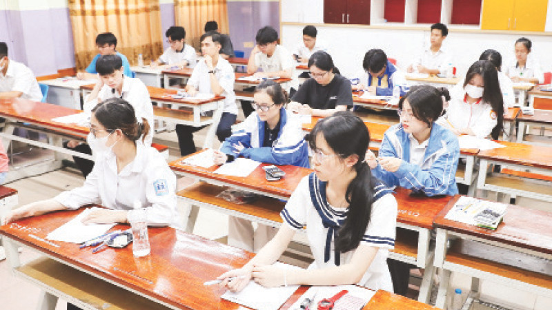 Thí sinh làm thủ tục dự thi tại điểm thi Trường THPT Nguyễn Bỉnh Khiêm, quận Cầu Giấy. (Ảnh Viết Chung)
