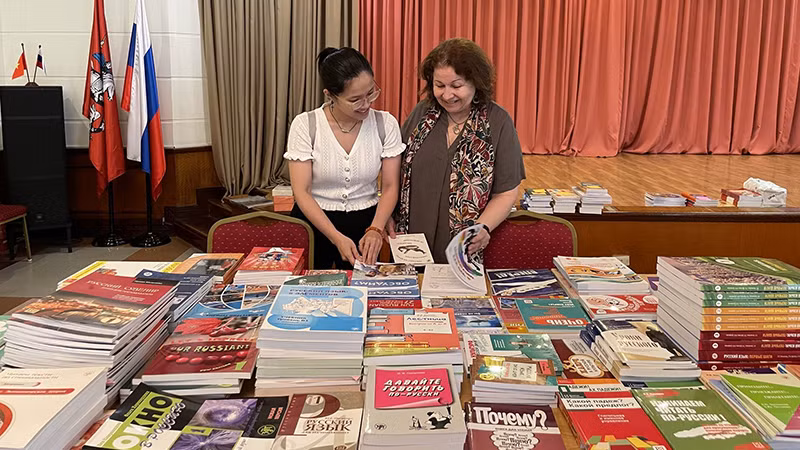 Hoạt động tặng tài liệu tiếng Nga cho các cơ sở giáo dục tại Việt Nam. (Ảnh Trung tâm Khoa học và Văn hóa Nga tại Hà Nội)