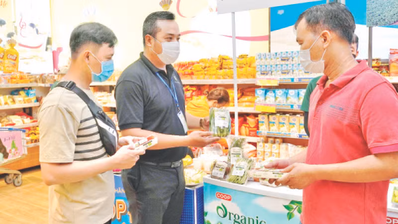 Người dân tìm mua những sản phẩm hàng hóa đạt tiêu chí xanh tại một siêu thị Co.opmart ở thành phố.