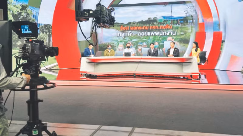 Một chương trình truyền hình được thực hiện tại trường quay của Thai PBS.