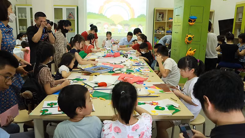 Một hoạt động trong không gian sáng tạo dành cho thiếu nhi ở Bảo tàng Mỹ thuật Việt Nam.