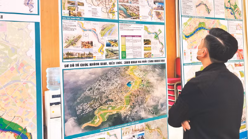 Người dân tìm hiểu quy hoạch đô thị sông Hồng.