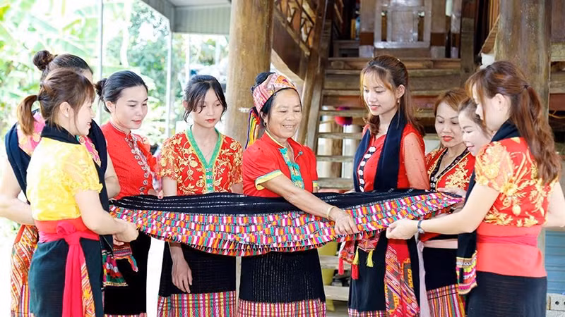 Người dân bản Bộng, xã Thành Sơn (huyện Anh Sơn, tỉnh Nghệ An) học nghề dệt thổ cẩm truyền thống.