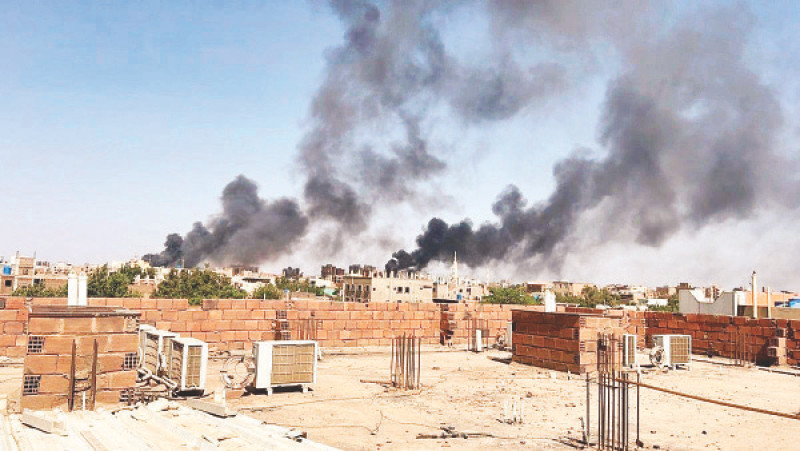 Thủ đô Sudan rung chuyển vì các đợt không kích. (Ảnh ALZAJEERA/AP)