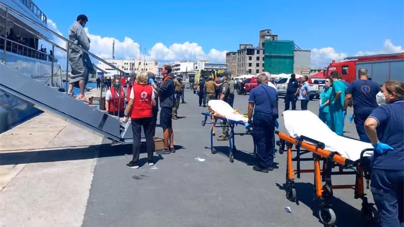 Những người sống sót trong vụ chìm tàu được đưa lên bờ.