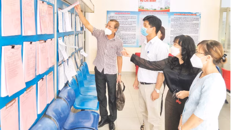 Ủy ban Mặt trận Tổ quốc quận Bình Thạnh giám sát về công tác thực hiện niêm yết các thủ tục hành chính tại phường 28.