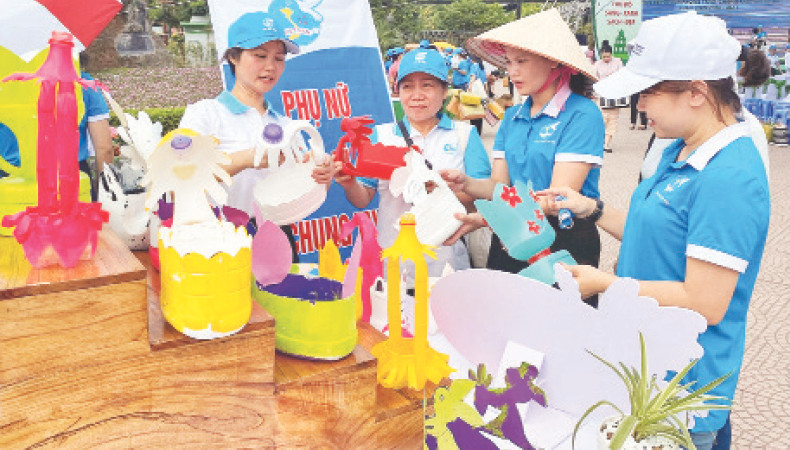 Sản phẩm nhựa tái chế của Hội Liên hiệp Phụ nữ huyện Ba Vì trưng bày tại buổi phát động hưởng ứng Ngày Môi trường Thế giới. (Ảnh NGUYỆT ÁNH)