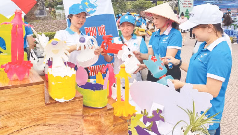 Sản phẩm nhựa tái chế của Hội Liên hiệp Phụ nữ huyện Ba Vì trưng bày tại buổi phát động hưởng ứng Ngày Môi trường Thế giới. (Ảnh NGUYỆT ÁNH)