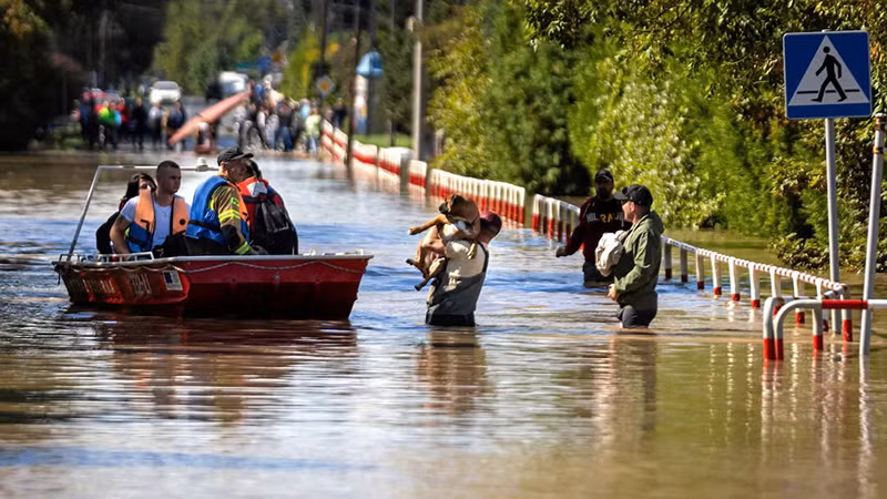 Mưa lớn gây ngập lụt tại thị trấn Bohumin của Séc. (Ảnh REUTERS)