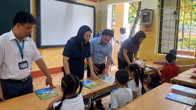 Lãnh đạo tỉnh Yên Bái thăm hỏi, động viên các thầy giáo, cô giáo và học sinh tại Trường tiểu học Kim Đồng, thành phố Yên Bái. (Ảnh ĐỨC HẠNH)