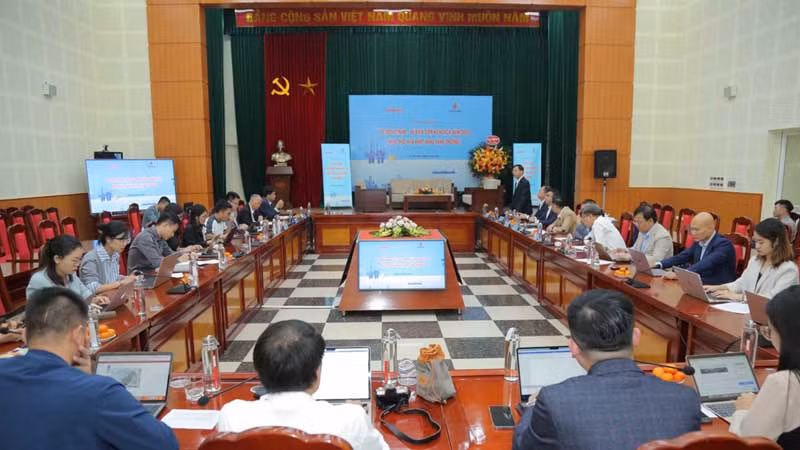 Trưởng ban Truyền thông và Văn hóa doanh nghiệp PVN Trần Quang Dũng phát biểu tại tọa đàm