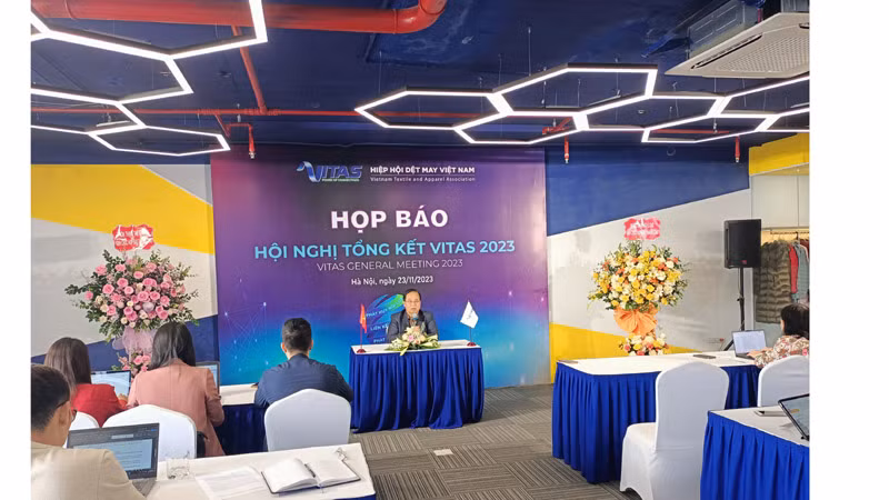 Chủ tịch Vitas Vũ Đức Giang chủ trì họp báo.