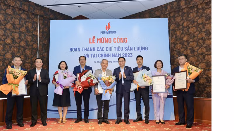 Lãnh đạo PVN tôn vinh, khen thưởng các ban chuyên môn Tập đoàn.